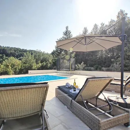 Two-bedroom In Poplat * וולה לוקה