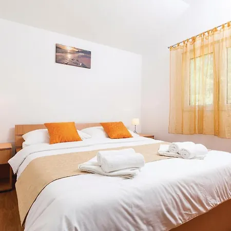 בית נופש Two-bedroom In Poplat וולה לוקה
