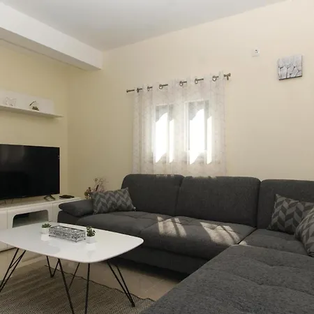 Two-bedroom In Poplat * וולה לוקה