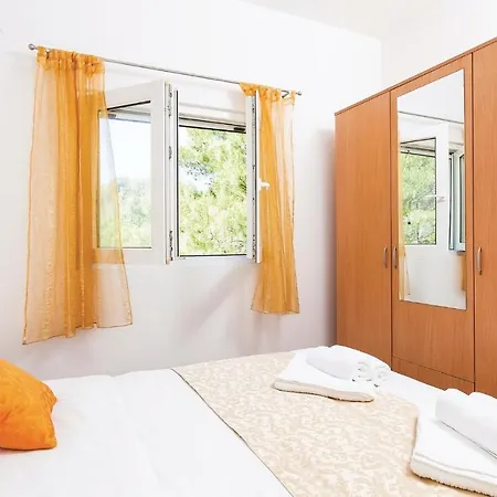 בית נופש Two-bedroom In Poplat וולה לוקה