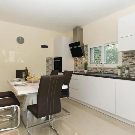 Two-bedroom In Poplat וולה לוקה